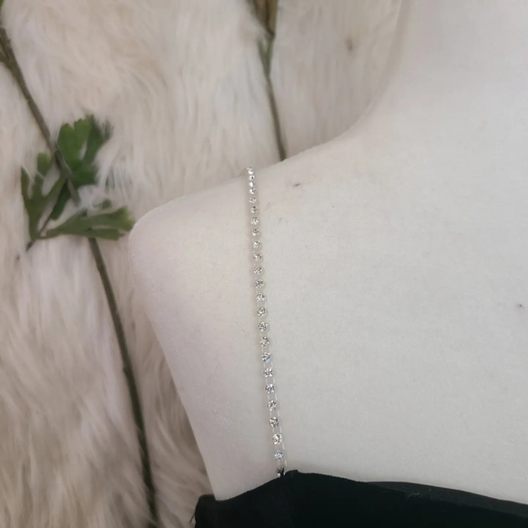 1980s black dress with velvet top and lace bottom - Picture 4 of 5